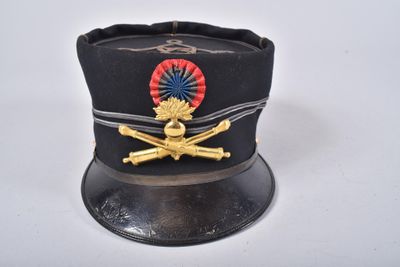 un chapeau noir orné d'un emblème rouge et bleu