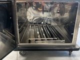 un four grille-pain posé au milieu du sol
