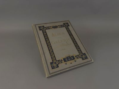 un livre blanc bordé de bleu posé sur une table