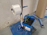 des toilettes avec un rouleau de papier toilette à côté