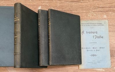 deux livres posés sur une table en bois