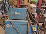 une machine qui se trouve dans un garage rempli d'outils