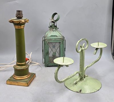 trois types différents de bougeoirs sur la table