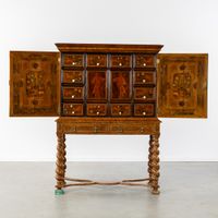 Armoire de style William & Mary sur pied, en placage de noye… (photo 2)