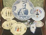un grand nombre d'assiettes posées sur une table