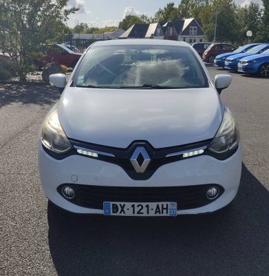 la vue de face d'une voiture blanche garée dans un parking
