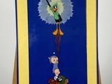 une photo d'un tableau posé sur un chevalet, sur lequel figure l'image d'un oiseau
