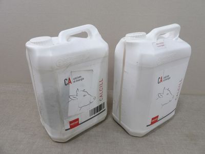 deux récipients en plastique placés l'un à côté de l'autre