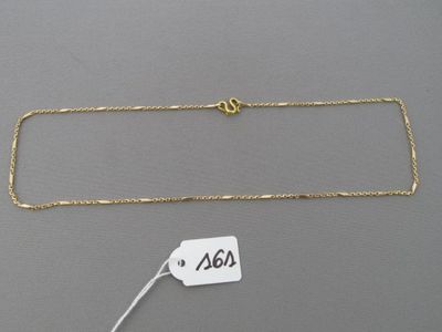 une chaîne en or à laquelle est attachée une étiquette de prix