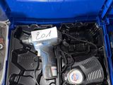 une boîte bleue avec des outils à l'intérieur sur le sol