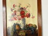 un tableau représentant des fleurs dans un vase et des fruits sur une table