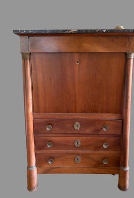 une armoire en bois avec un plateau en marbre sur fond gris