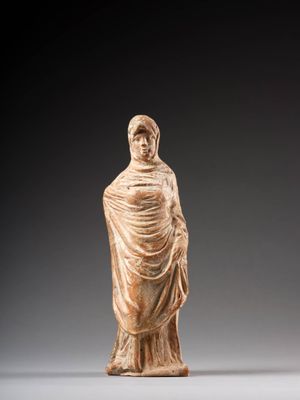 une image représentant une statue d'une femme portant un voile sur la tête