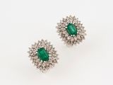 une paire de boucles d'oreilles en émeraude et diamant