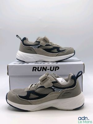 un gros plan sur une paire de chaussures posée sur une boîte