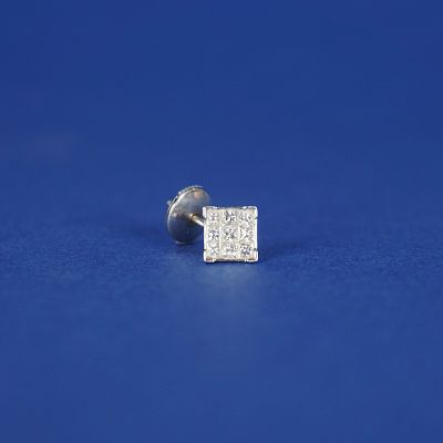 un gros plan d'une boucle d'oreille sertie d'un seul diamant sur un fond bleu
