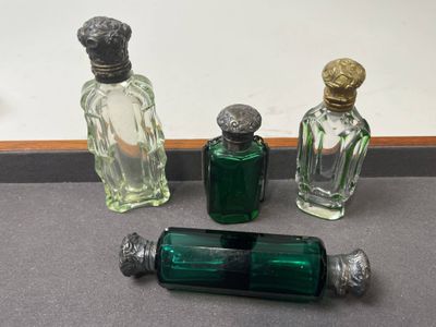 trois flacons de parfum posés les uns à côté des autres sur une table