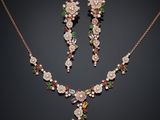un ensemble composé d'un collier et de boucles d'oreilles ornés de fleurs sur fond noir