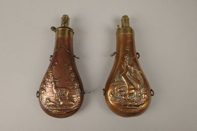une paire de calebasses en laiton ancien sur fond blanc