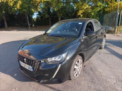 une photo d'une voiture noire garée sur le bord de la route
