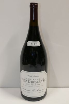 une bouteille de vin posée sur une table