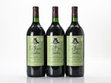 trois bouteilles de vin rouge posées sur une table blanche