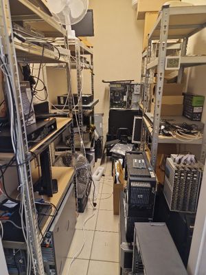 une pièce remplie d'appareils électroniques et de matériel en tout genre
