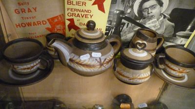 de nombreux modèles de théières exposés dans une vitrine