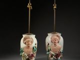 une paire de vases ornés de représentations d'une femme et d'un enfant