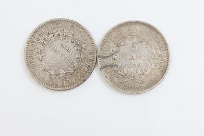 deux pièces d'argent, l'une avec une couronne et l'autre avec une couronne