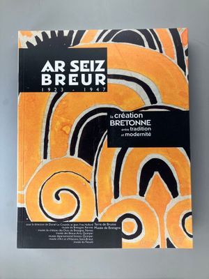 une image représentant un livre orné d'un motif orange et noir