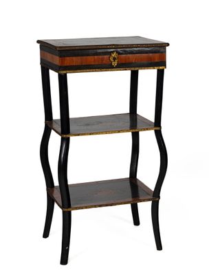 une table d'appoint noire et dorée, dotée de trois étagères et d'un tiroir