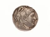 une pièce de monnaie ancienne portant un visage de femme