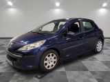 la photo d'une voiture bleue garée dans un garage