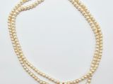 un collier de perles à double rang avec un fermoir en or