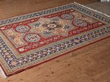 un tapis qui se trouve sur le sol d'une pièce