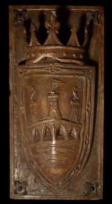 une image représentant une plaque en bois sur laquelle figure une couronne