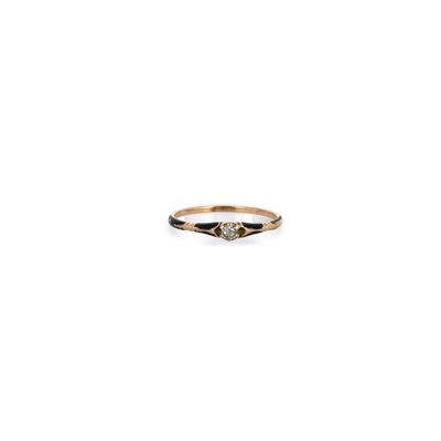 une image d'une bague en or avec un diamant au centre