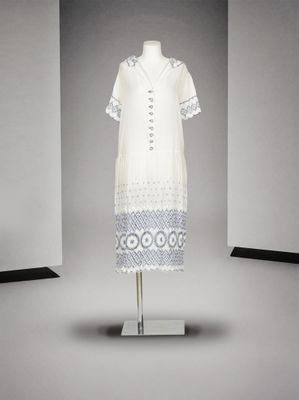 l'image d'une robe blanche sur un mannequin