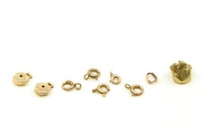 un gros plan sur un bouquet de perles métalliques dorées