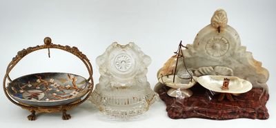 trois figurines assises l'une à côté de l'autre