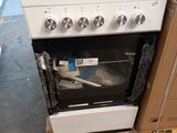 un poêle blanc posé sur une palette