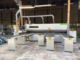 une grande machine installée à l'intérieur d'un bâtiment
