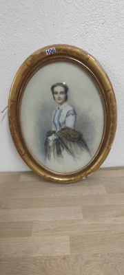 une photo d'une femme assise par terre