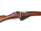 un vieux fusil avec un canon en bois et des viseurs métalliques