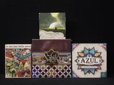 trois cartes et une boîte de cartes posées sur une table