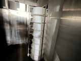 une photo d'une cuisine où l'on voit beaucoup de casseroles et de poêles