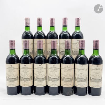 plusieurs bouteilles de vin sont alignées sur une surface blanche
