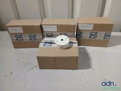 quatre paquets de papier toilette posés les uns à côté des autres sur une table