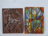 deux tableaux accrochés à un mur blanc : l'un représentant un cheval et l'autre un chien